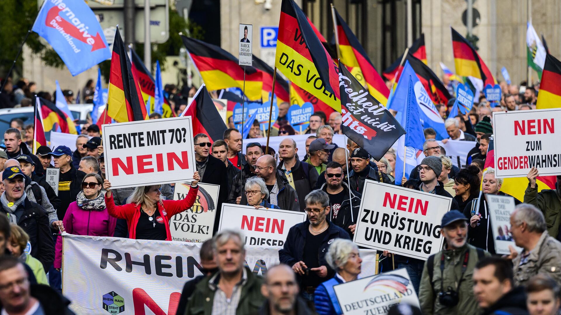 Un manifestante sostiene un cartel con la leyenda No a la jubilación a los 70 durante una concentración de grupos de extrema derecha, entre ellos el partido Alternativa para Alemania (AfD), contra la subida de precios en Berlín, el 8 de octubre de 2022. Un manifestante sostiene un cartel con la leyenda No a la jubilación a los 70 durante una concentración de grupos de extrema derecha, entre ellos el partido Alternativa para Alemania (AfD), contra la subida de precios en Berlín, el 8 de octubre de 2022. - Sputnik Mundo, 1920, 22.07.2023