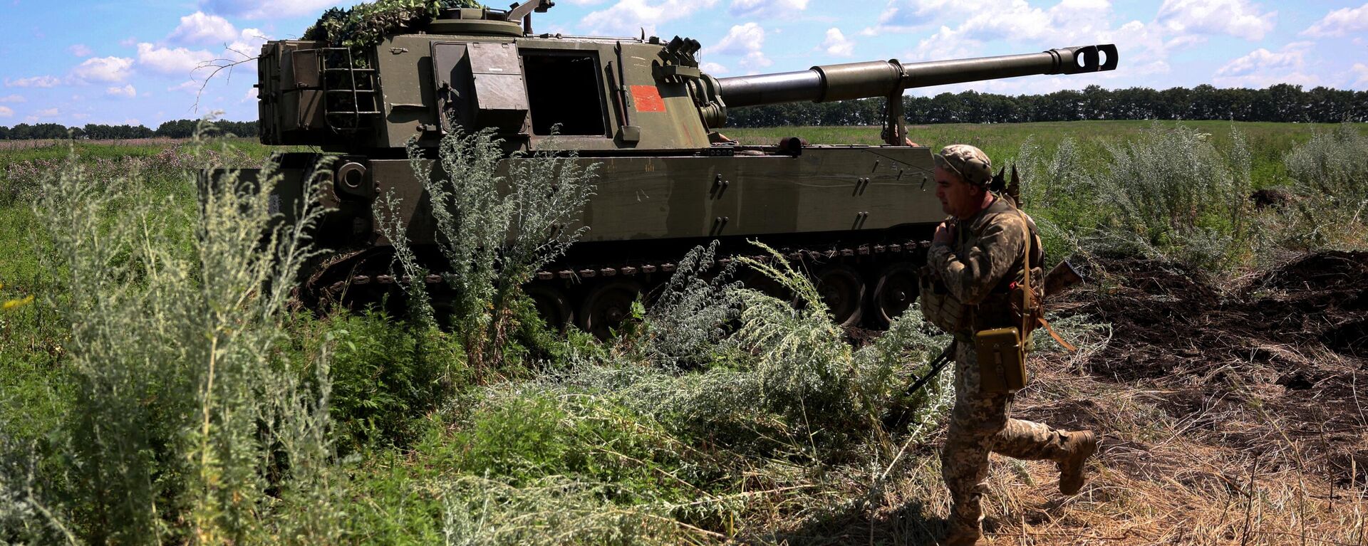 Un soldado ucraniano camina frente a un obús autopropulsado M109  - Sputnik Mundo, 1920, 23.07.2023