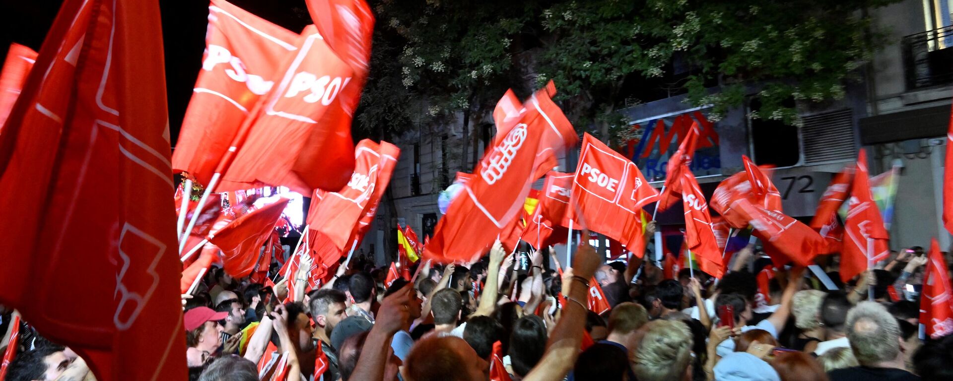 Simpatizantes del presidente del Gobierno español y candidato del Partido Socialista (PSOE) a la reelección, Pedro Sánchez, ondean banderas el 23 de julio de 2023, al finalizar las elecciones generales - Sputnik Mundo, 1920, 24.07.2023