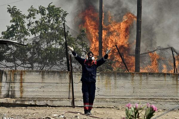 Una ola de calor de 40 grados desató incendios forestales a gran escala en el sur de Europa y no pueden extinguirse debido a los fuertes vientos. Miles de personas fueron evacuadas de la isla griega de Rodas a causa de los incendios.En la foto: la extinción de un incendio forestal en la zona de Agioi Theodori, a 70 kilómetros al oeste de Atenas, Grecia. - Sputnik Mundo