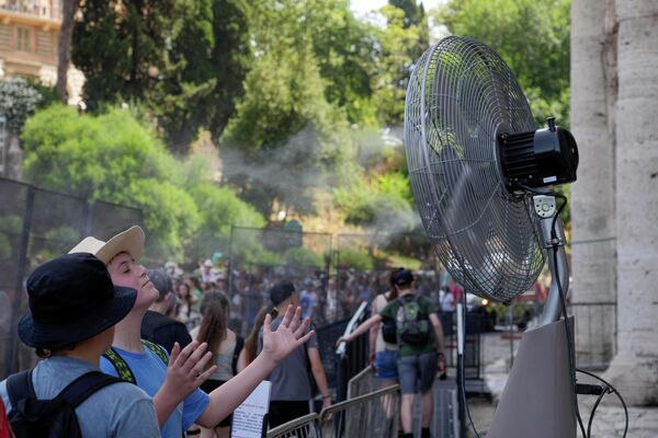 Los científicos pronostican que la ola de calor seguirá agravándose en 2024 debido a un aumento anormal de la temperatura del agua en el centro del océano Pacífico asociado al fenómeno de El Niño.En la foto: turistas se refrescan bajo un ventilador instalado cerca del Coliseo en Roma, Italia. - Sputnik Mundo