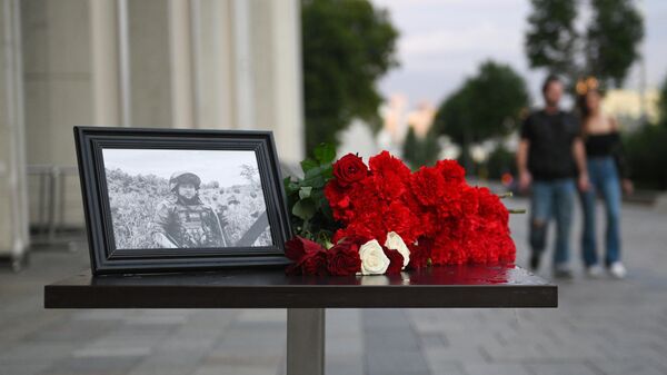 Foto en memoria del corresponsal de guerra de Sputnik Rostislav Zhuravliov, delante del edificio de la agencia internacional de noticias Rossiya Segodnya - Sputnik Mundo