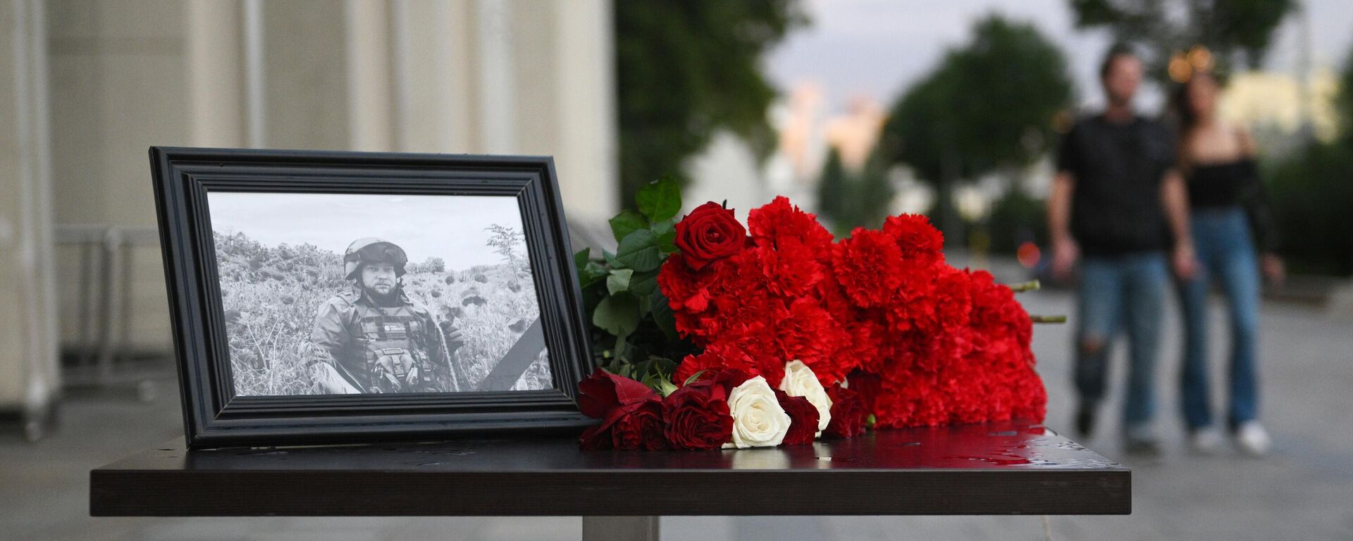 Foto en memoria del corresponsal de guerra de Sputnik Rostislav Zhuravliov, delante del edificio de la agencia internacional de noticias Rossiya Segodnya - Sputnik Mundo, 1920, 24.07.2023