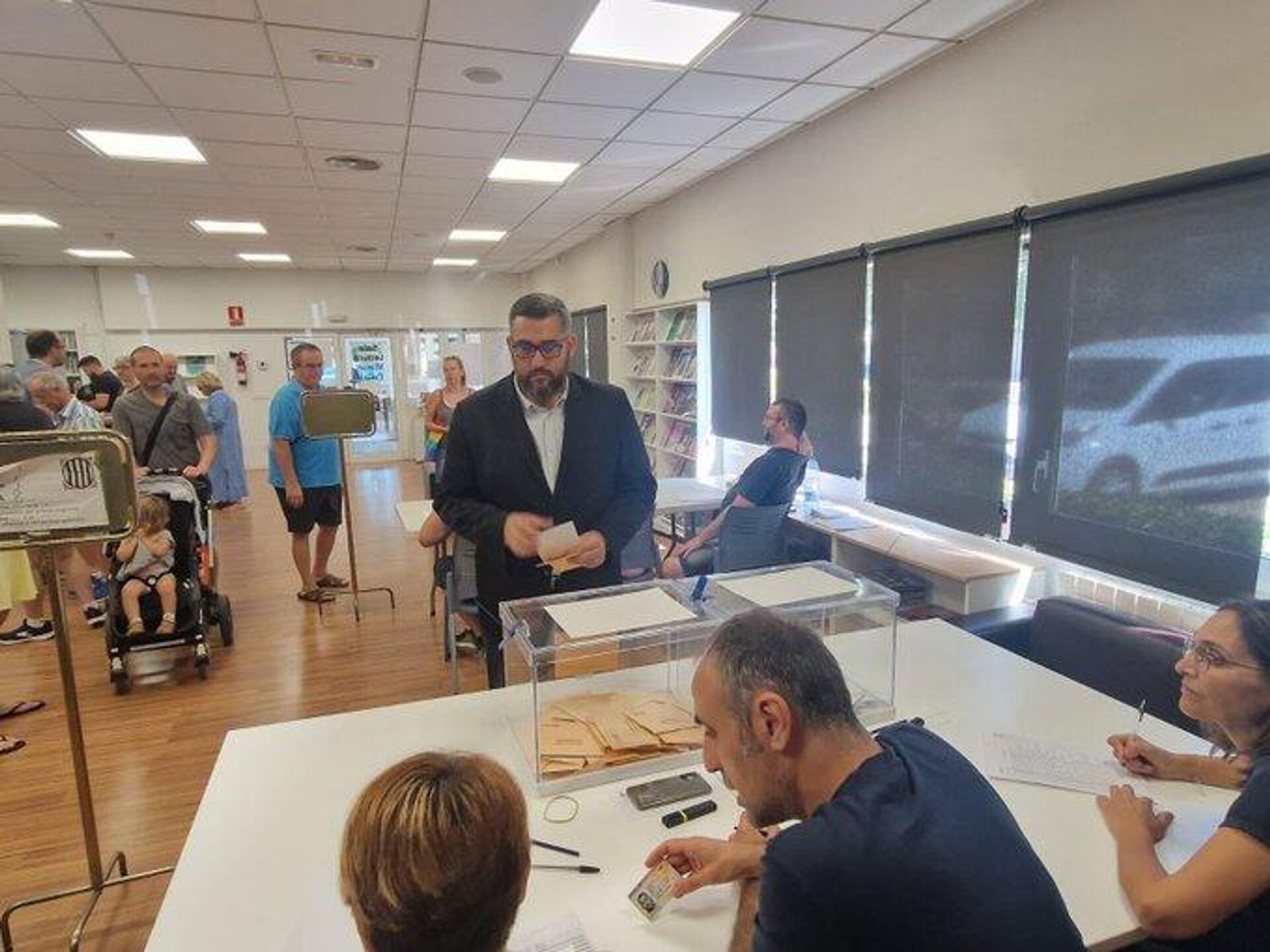 El diputado Marc Lamua emite su voto en la jornada electoral del domingo. - Sputnik Mundo, 1920, 26.07.2023