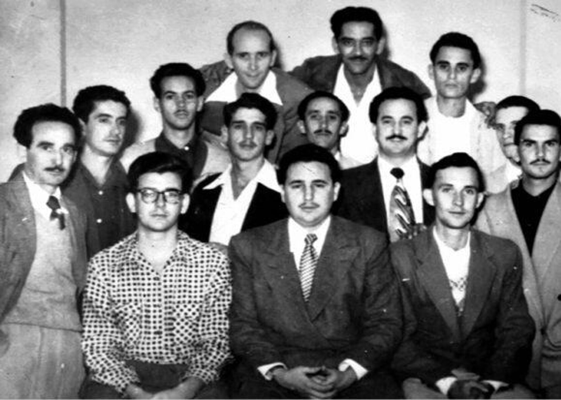 Fidel Castro (ctro. abajo), Abel Santamaría (izda. abajo) y otros moncadistas de la llamada 'generación del centenario' - Sputnik Mundo