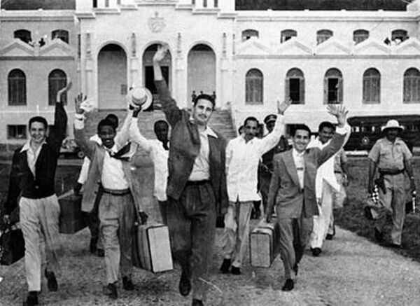 Fidel Castro y otros moncadistas salen de la prisión luego de la amnistía general de 1955 (archivo) - Sputnik Mundo