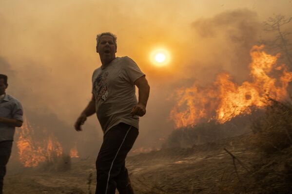 El anticiclón del Sáhara Caronte ha provocado olas de calor e incendios forestales en los principales países turísticos de Europa. En Grecia, el fuego arrasa desde hace una semana. Las islas de Rodas (en la foto) y Corfú han sido las más afectadas. Las autoridades evacuaron a unas 20.000 personas, eso se convirtió en la mayor operación de evacuación de la historia del país. - Sputnik Mundo