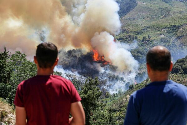 En la segunda quincena de julio llegó a Turquía una ola de calor sin precedentes, con temperaturas que alcanzaron los 50 grados centígrados. Después, los incendios forestales azotaron las costas occidental y suroccidental del país, donde se encuentran los populares balnearios de Marmaris, Kemer y Antalya. El Gobierno turco ya ha solicitado a las autoridades rusas el envío de aviones para la extinción de fuegos. - Sputnik Mundo