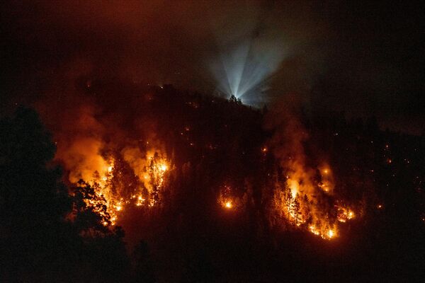 Hay alerta amarilla-roja en casi la mitad de España, con olas de calor que superan la barrera de los 40 grados. Los bomberos luchan contra el fuego en el noroeste de la isla La Palma, en el archipiélago canario, donde el fuego ha cubierto una superficie de 4.500 hectáreas, destruyendo más de 10 casas. - Sputnik Mundo