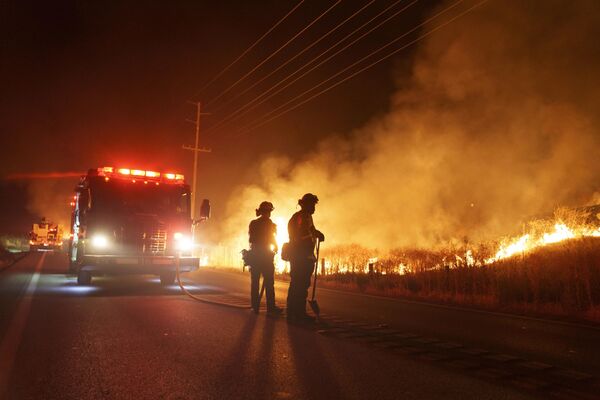 En California, Estados Unidos, según los últimos datos, los incendios forestales han quemado en total unas 9.000 hectáreas. Afortunadamente, hasta el momento no se han registrado víctimas.En la foto: llamas en la zona de Moreno Valley. - Sputnik Mundo