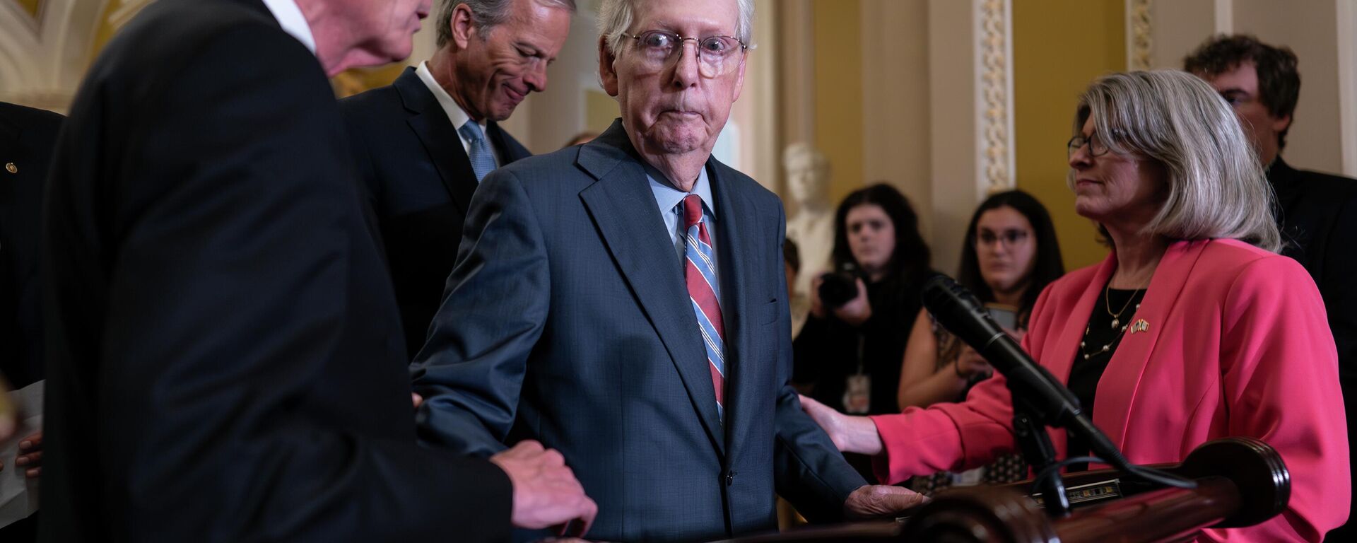 El líder del Senado republicano Mitch McConnel es ayudado por otros legisladores tras congelarse al comenzar una conferencia de prensa - Sputnik Mundo, 1920, 15.09.2023