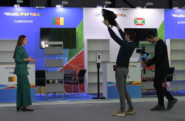 En la Cumbre participaron 49 países africanos. 27 de ellos estuvieron representados por los primeros y segundos mandatarios, 17 por jefes de gobierno adjuntos y ministros, y cinco por embajadores.En la foto: periodistas en la Cumbre Rusia-África. En la Cumbre participaron 49 países africanos. 27 de ellos estuvieron representados por los primeros y segundos mandatarios, 17 por jefes de gobierno adjuntos y ministros, y cinco por embajadores.En la foto: periodistas en la Cumbre Rusia-África. - Sputnik Mundo