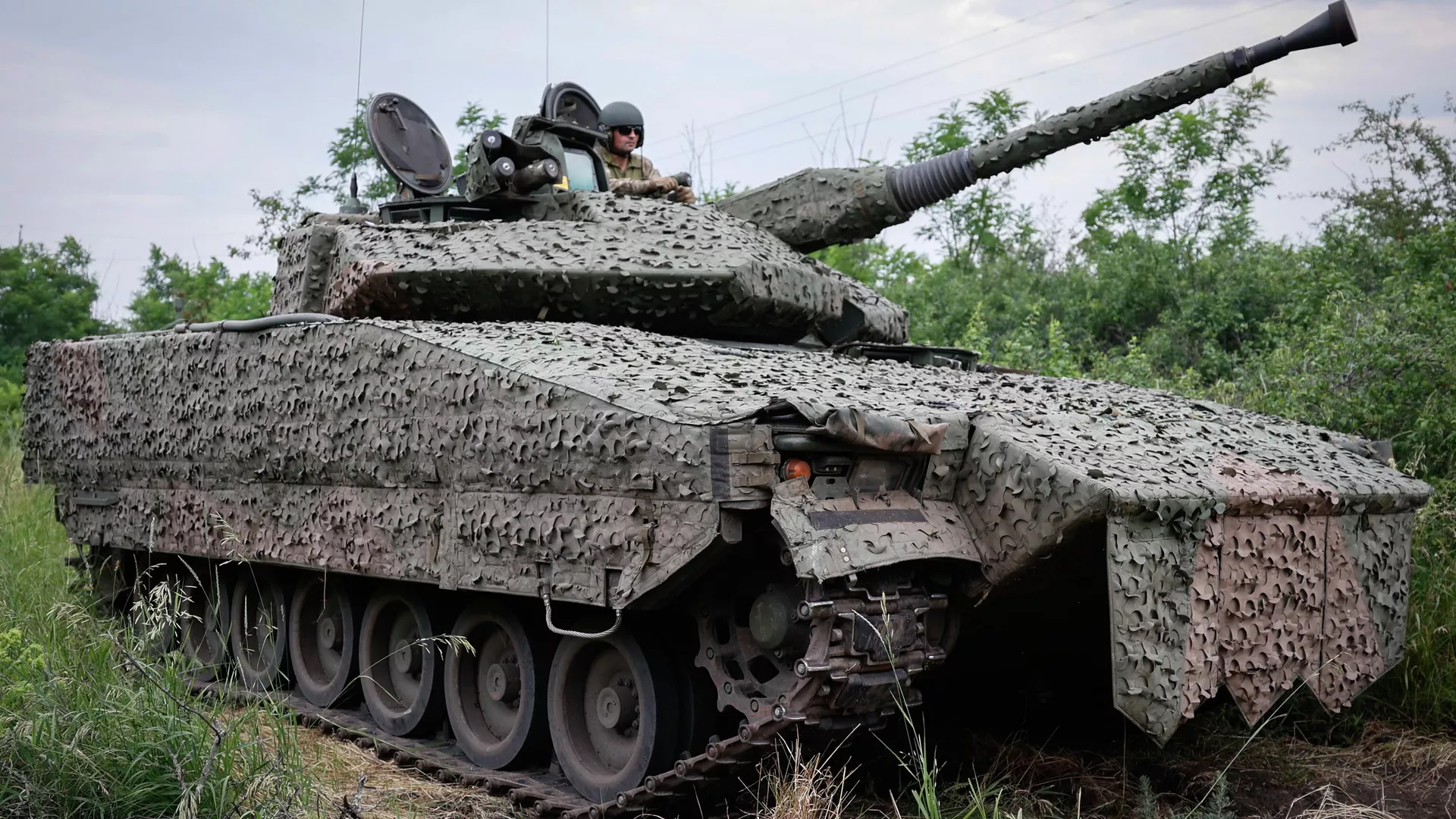 Militares ucranianos en un vehículo de combate de infantería sueco CV90 
