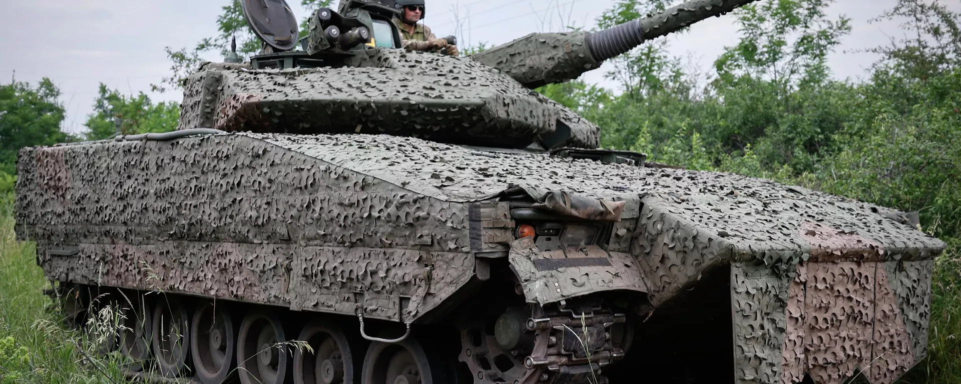 Militares ucranianos en un vehículo de combate de infantería sueco CV90 Militares ucranianos en un vehículo de combate de infantería sueco CV90 - Sputnik Mundo, 1920, 29.07.2023