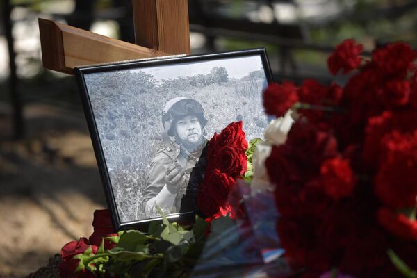 Retrato y flores en la tumba del corresponsal de guerra de Sputnik, Rostislav Zhuravliov - Sputnik Mundo