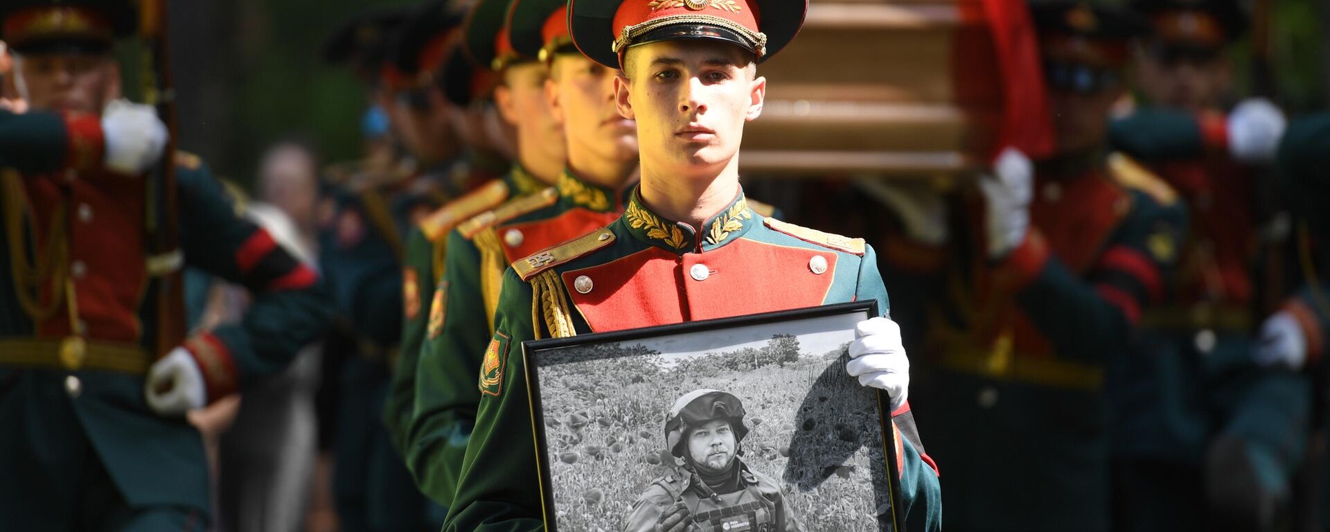 El féretro con el cuerpo del corresponsal de Sputnik, Rostislav Zhuravliov - Sputnik Mundo, 1920, 28.07.2023