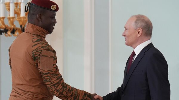 El presidente del periodo de transición de Burkina Faso, Ibrahim Traore, y el presidente ruso, Vladímir Putin, durante la reunión el 29 de julio 2023 - Sputnik Mundo