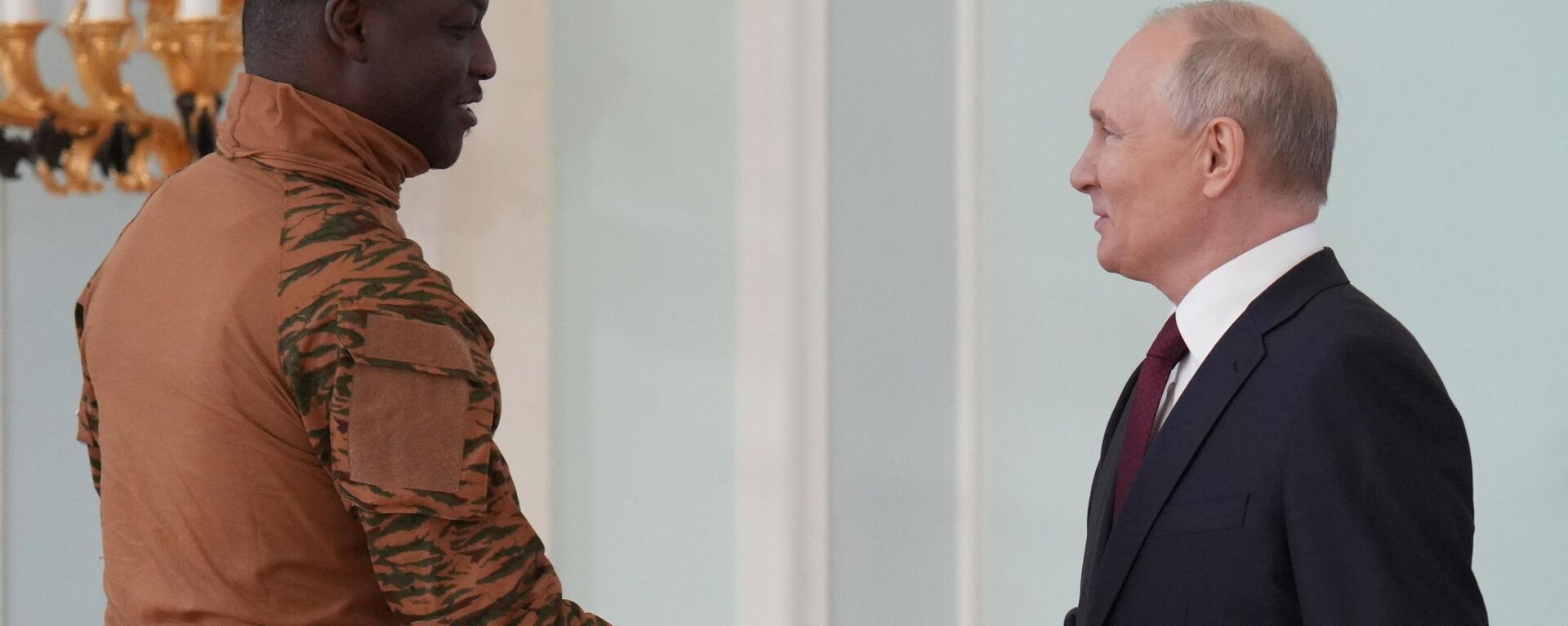 El presidente del periodo de transición de Burkina Faso, Ibrahim Traore, y el presidente ruso, Vladímir Putin, durante la reunión el 29 de julio 2023 - Sputnik Mundo, 1920, 29.07.2023