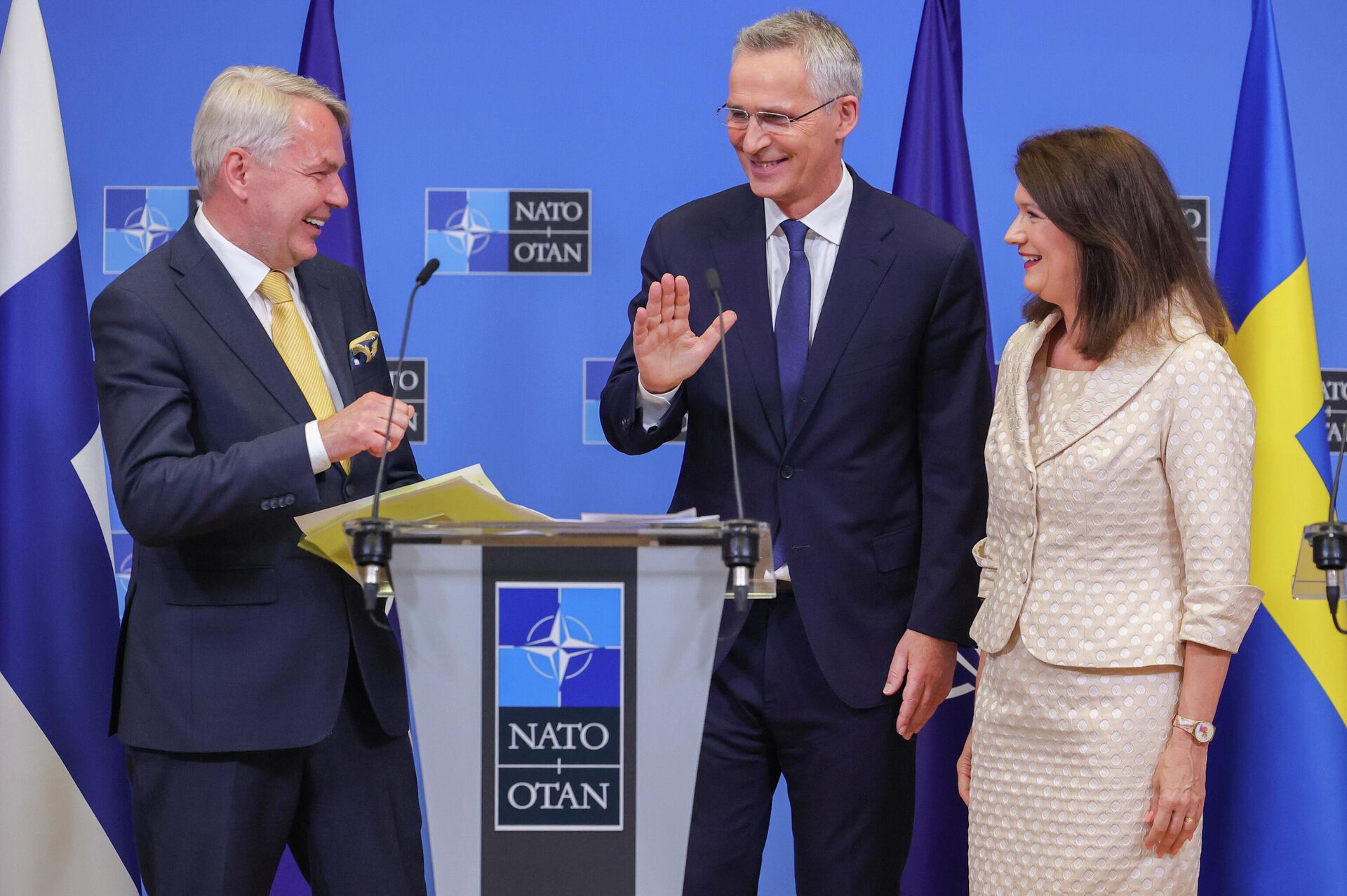 El ministro finlandés de Asuntos Exteriores, Pekka Haavisto (izquierda), el secretario general de la Organización del Tratado del Atlántico Norte (OTAN), Jens Stoltenberg, y la ministra sueca de Asuntos Exteriores, Ann Linde, asisten a una rueda de prensa tras la firma de los protocolos de adhesión a la OTAN en la sede de la Alianza en Bruselas, el 5 de julio de 2022. - Sputnik Mundo, 1920, 29.07.2023