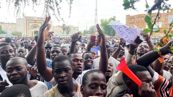 Simpatizantes de los soldados amotinados se manifiestan en Niamey, Níger, el 27 de julio de 2023 - Sputnik Mundo