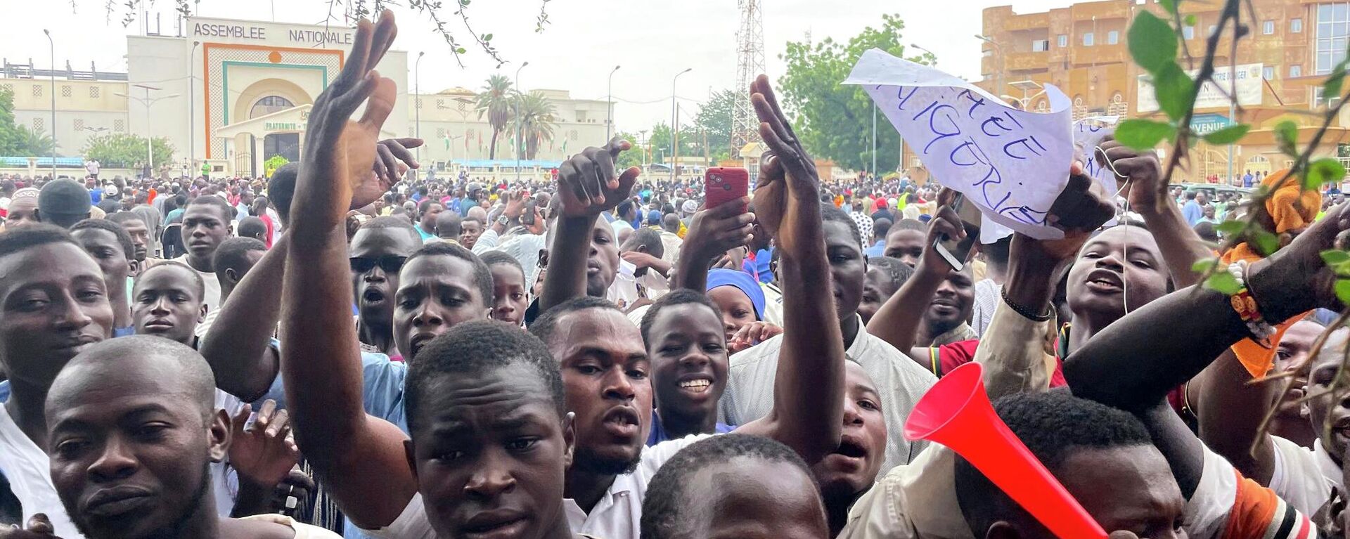 Simpatizantes de los soldados amotinados se manifiestan en Niamey, Níger, el 27 de julio de 2023 - Sputnik Mundo, 1920, 30.07.2023