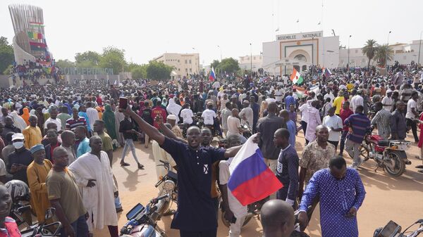 Nigerinos, algunos con banderas rusas, participan en una marcha convocada por los partidarios del golpista general Abdourahmane Tchiani en Niamey, Níger, el 30 de julio de 2023.  - Sputnik Mundo