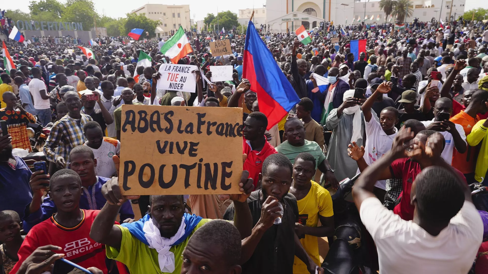 Nigerinos participando en una marcha convocada por los partidarios del golpista general Abdourahmane Tchiani en Niamey, Níger, el domingo 30 de julio de 2023. - Sputnik Mundo, 1920, 08.08.2024