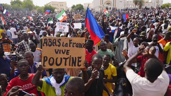 Nigerinos participando en una marcha convocada por los partidarios del golpista general Abdourahmane Tchiani en Niamey, Níger, el domingo 30 de julio de 2023. - Sputnik Mundo