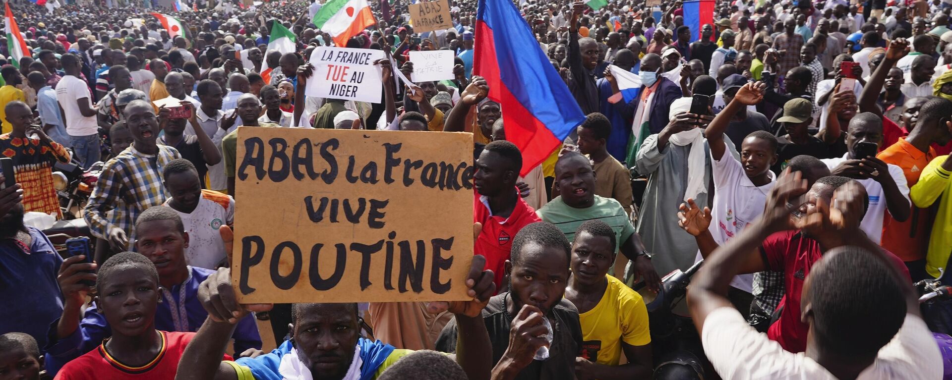 Nigerinos participando en una marcha convocada por los partidarios del golpista general Abdourahmane Tchiani en Niamey, Níger, el domingo 30 de julio de 2023. - Sputnik Mundo, 1920, 08.08.2024