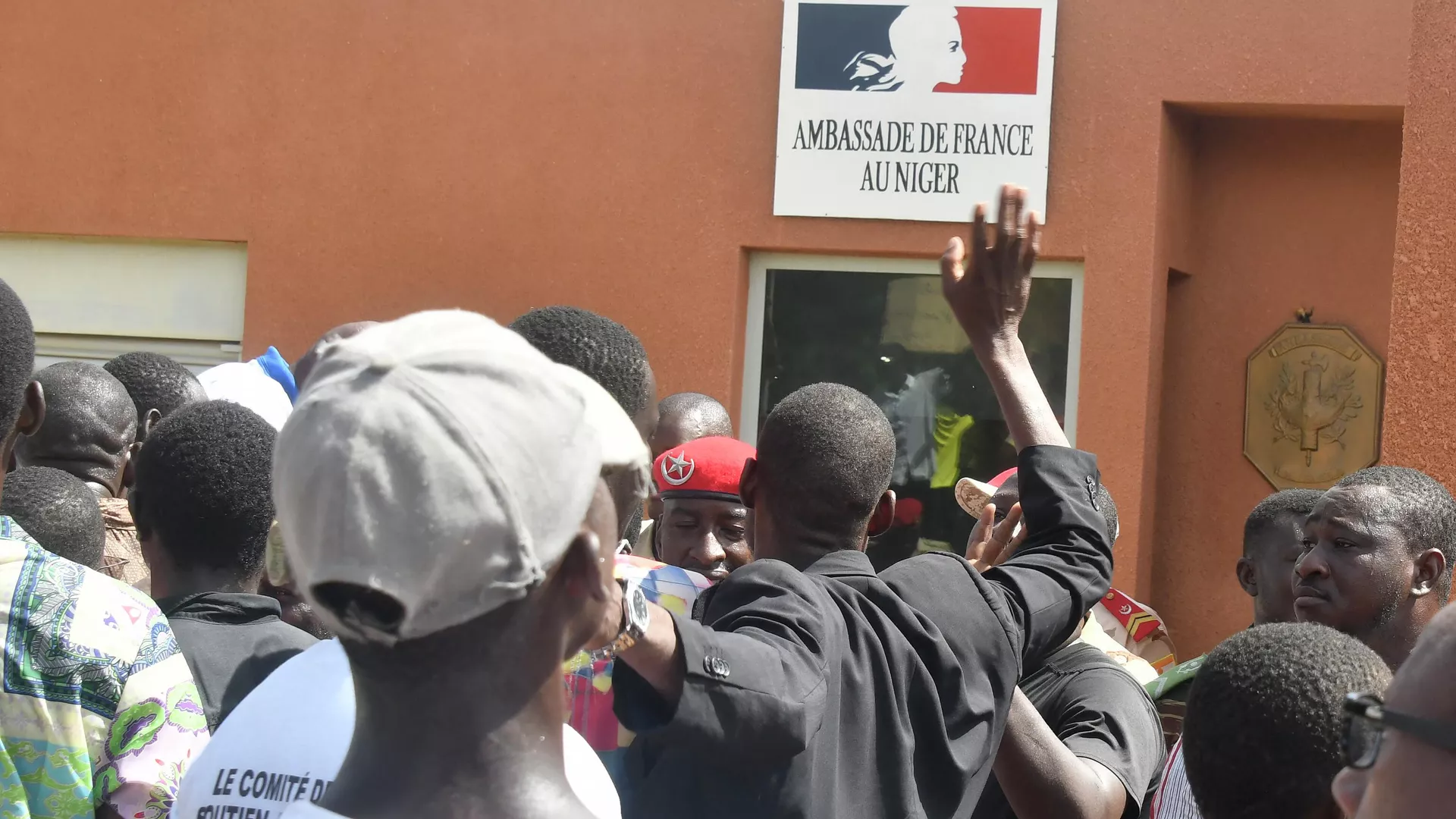 Manifestantes se reúnen frente a la Embajada francesa en Niamey durante una manifestación que siguió a un mitin de apoyo a la junta de Níger en Niamey el 30 de julio de 2023.  