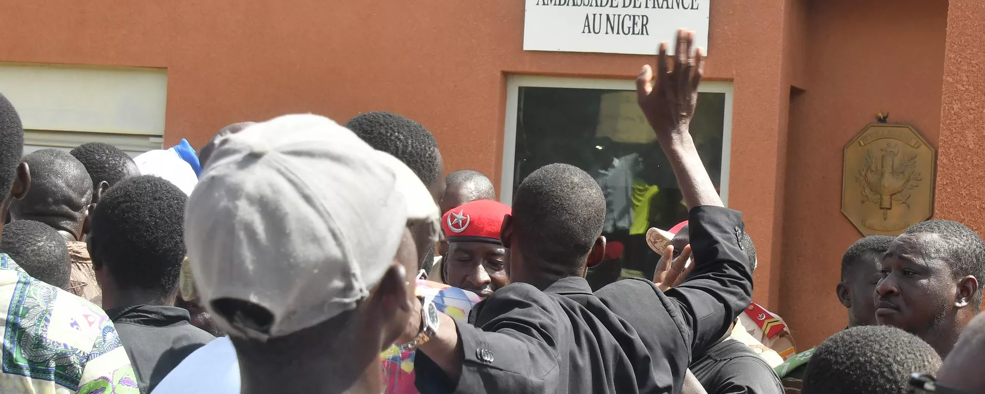Manifestantes se reúnen frente a la Embajada francesa en Niamey durante una manifestación que siguió a un mitin de apoyo a la junta de Níger en Niamey el 30 de julio de 2023. Manifestantes se reúnen frente a la Embajada francesa en Niamey durante una manifestación que siguió a un mitin de apoyo a la junta de Níger en Niamey el 30 de julio de 2023. - Sputnik Mundo, 1920, 31.07.2023