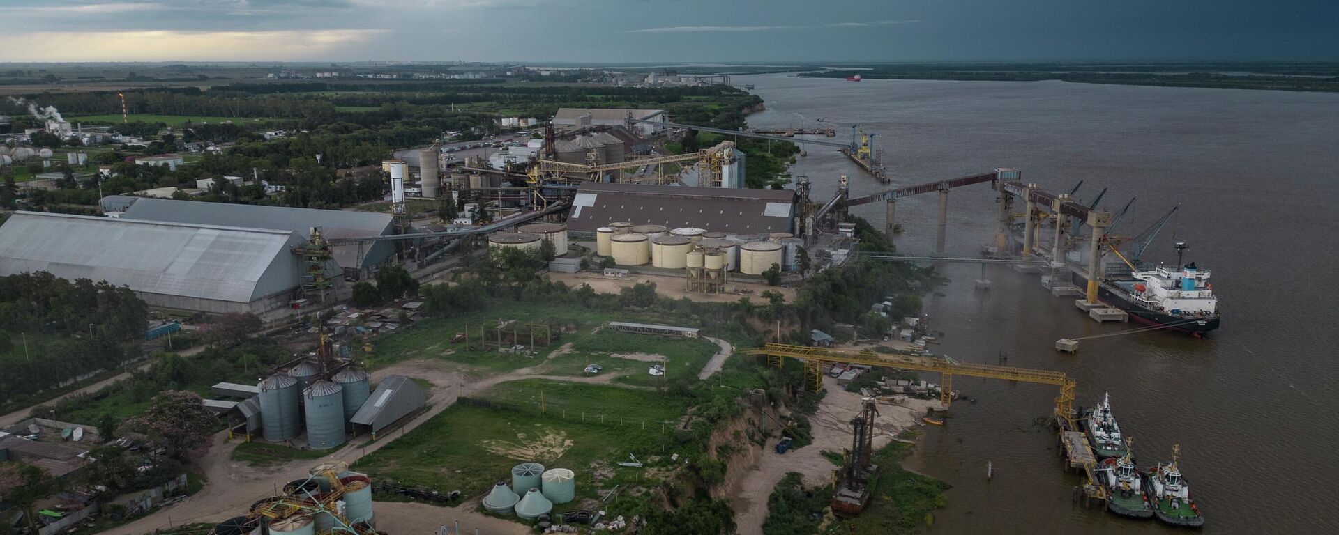 Vista de plantas procesadoras de grano a orillas del río Paraná en Puerto General San Martín, Argentina - Sputnik Mundo, 1920, 31.07.2023