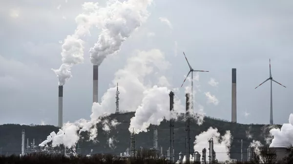 El telón de fondo industrial de una refinería de BP y una central eléctrica de carbón de Uniper en Gelsenkirchen, Alemania.  - Sputnik Mundo