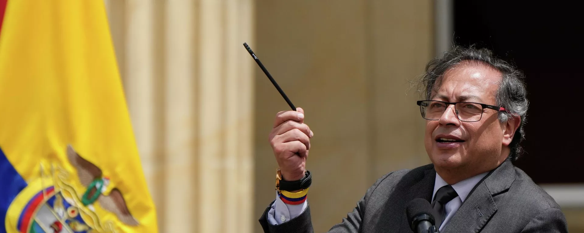 Gustavo Petro, presidente de Colombia, habla durante una ceremonia con indígenas y militares que participaron en la búsqueda de cuatro niños indígenas, el 26 de junio de 2023 Gustavo Petro, presidente de Colombia, habla durante una ceremonia con indígenas y militares que participaron en la búsqueda de cuatro niños indígenas, el 26 de junio de 2023 - Sputnik Mundo, 1920, 19.03.2024