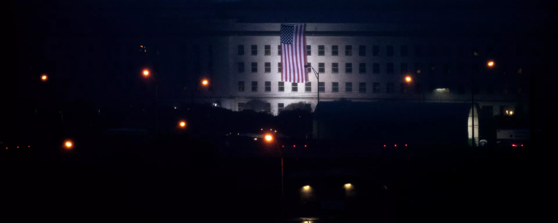 Una bandera de EEUU desde el Pentágono al amanecer en Washington, el 11 de septiembre de 2022 - Sputnik Mundo, 1920, 14.05.2024