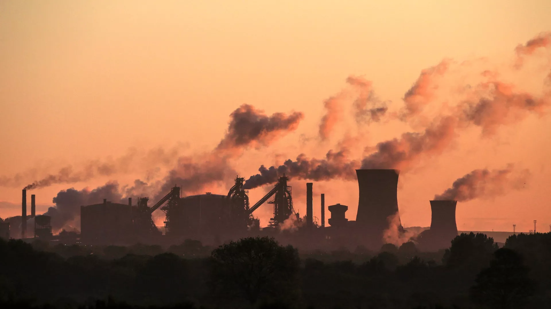 La planta de British Steel en Scunthorpe al amanecer, en el norte de Lincolnshire