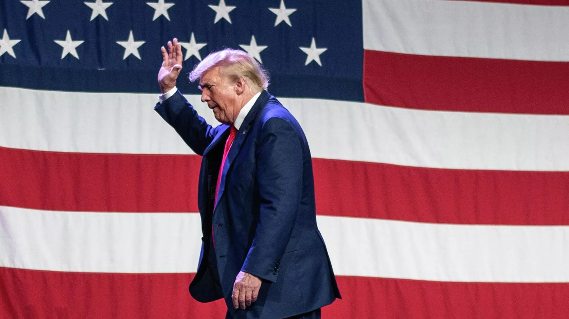 El expresidente de Estados Unidos Donald Trump, sale tras intervenir en la Cena Lincoln 2023 del Partido Republicano, el 28 de julio de 2023