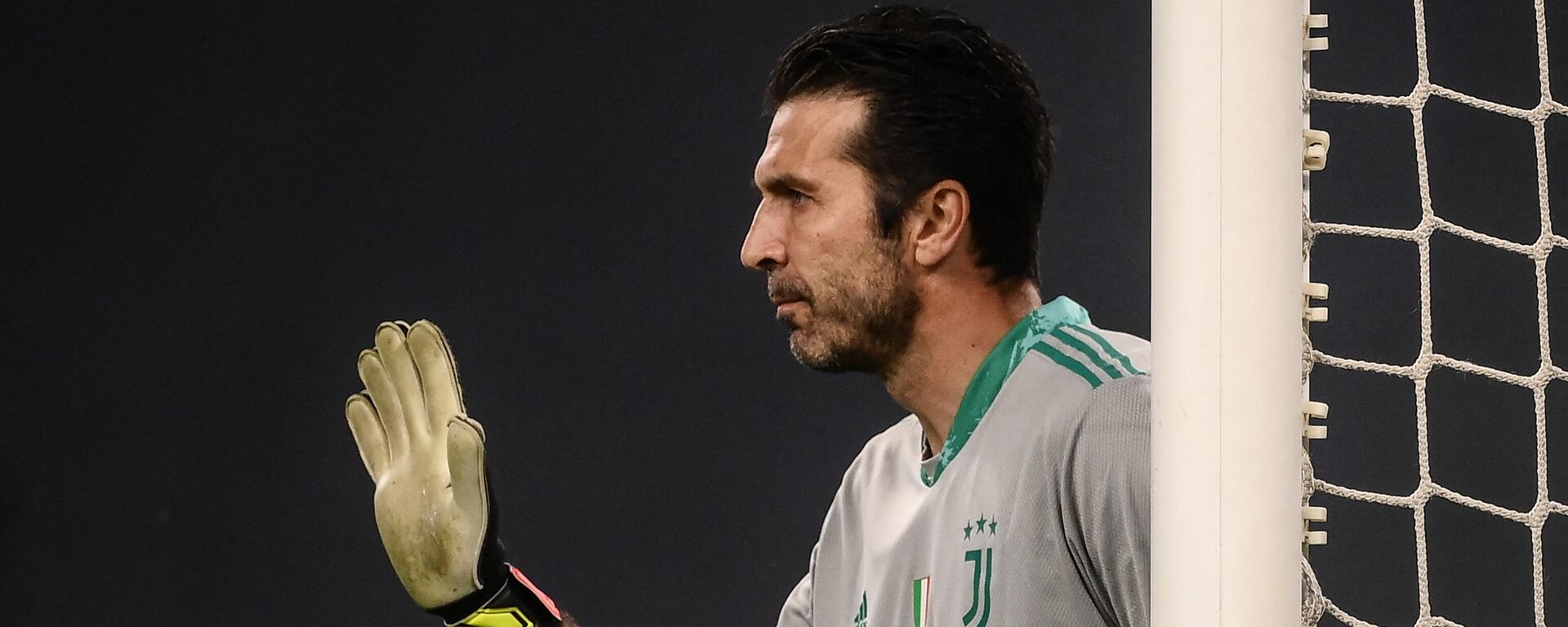 El portero italiano de la Juventus Gianluigi Buffon da instrucciones durante el partido de fútbol de la Serie A italiana Juventus vs Napoli el 7 de abril de 2021  - Sputnik Mundo, 1920, 02.08.2023