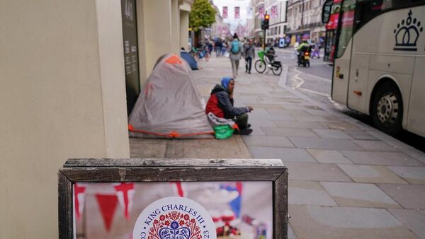 Una persona sin techo en una de las calles de Londres. - Sputnik Mundo