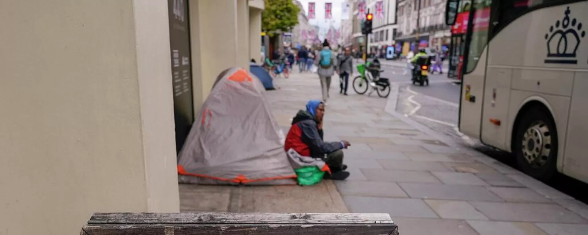 Una persona sin techo en una de las calles de Londres. - Sputnik Mundo, 1920, 15.09.2024