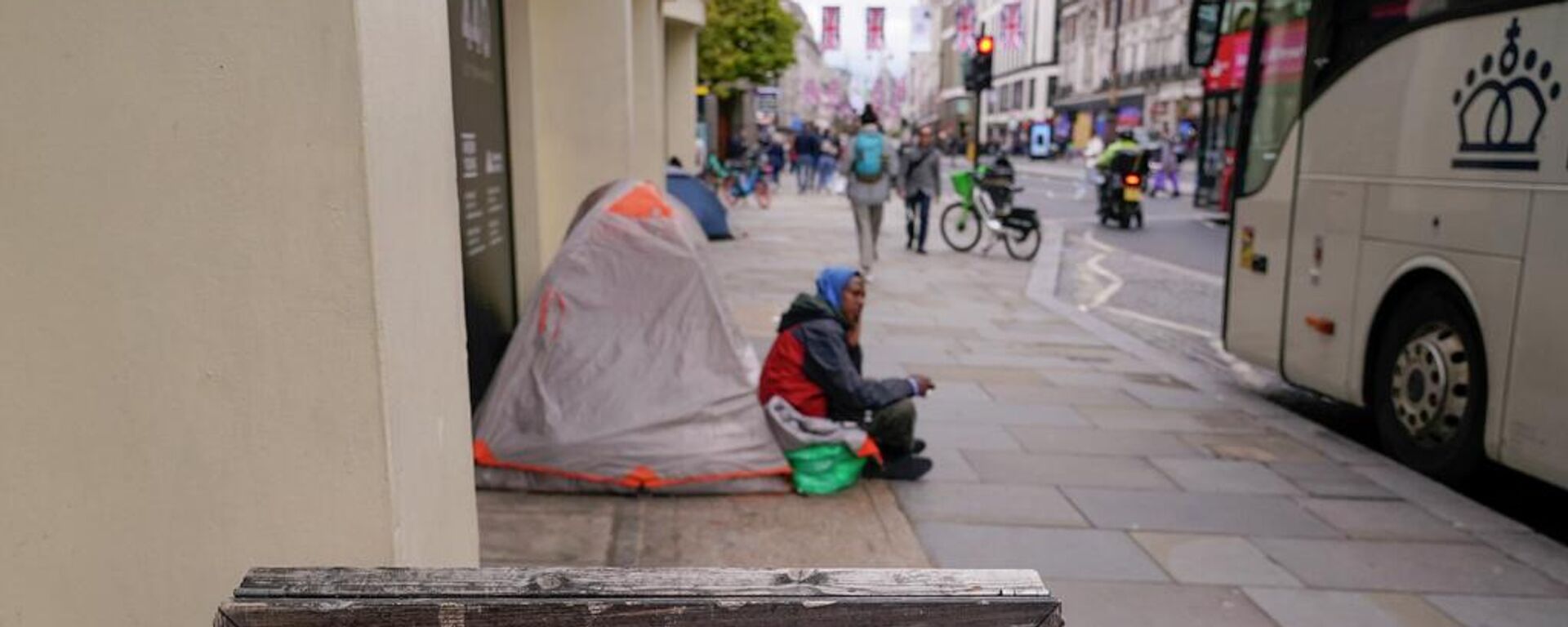 Una persona sintecho en una de las calles de Londres. - Sputnik Mundo, 1920, 03.08.2023