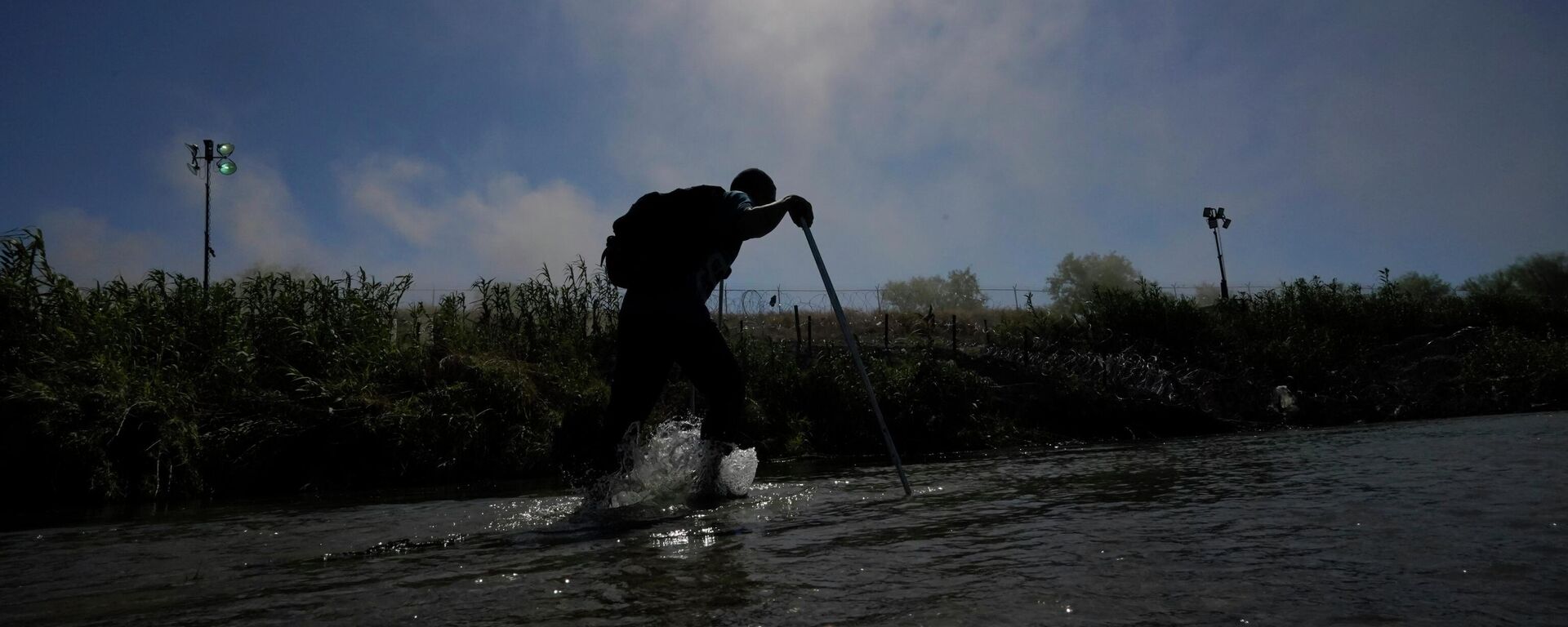 Dos migrantes fallecieron esta semana cerca de la zona del muro acuático, en la frontera de México con EEUU. - Sputnik Mundo, 1920, 03.08.2023