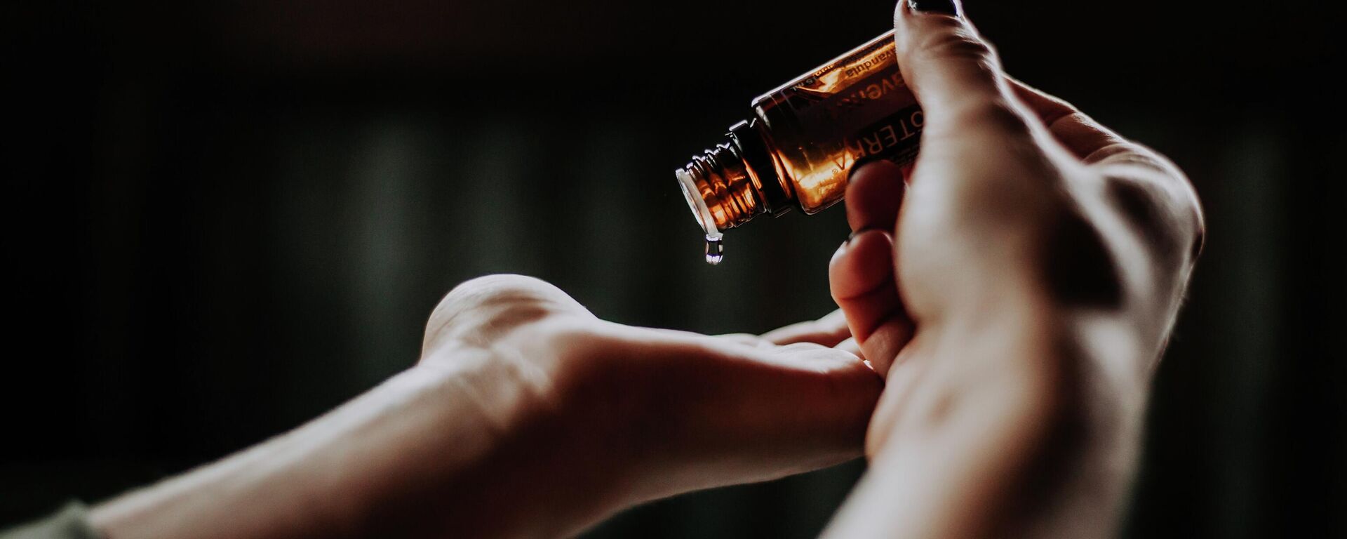Una botella de aceite aromático en las manos de una mujer - Sputnik Mundo, 1920, 11.11.2024