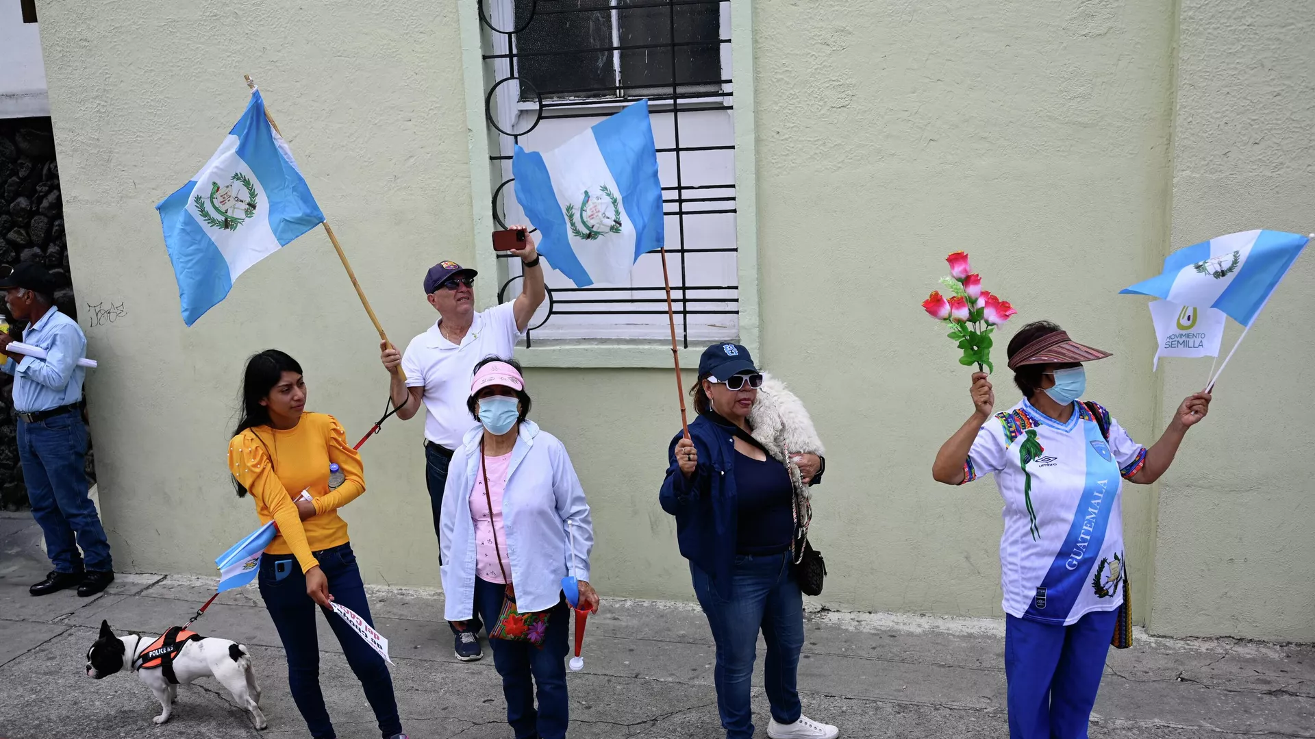 Ciudadanos de Guatemala protestan contra el poder judicial, al que acusan de crear una crisis electoral este 2023. Ciudadanos de Guatemala protestan contra el poder judicial, al que acusan de crear una crisis electoral este 2023.
