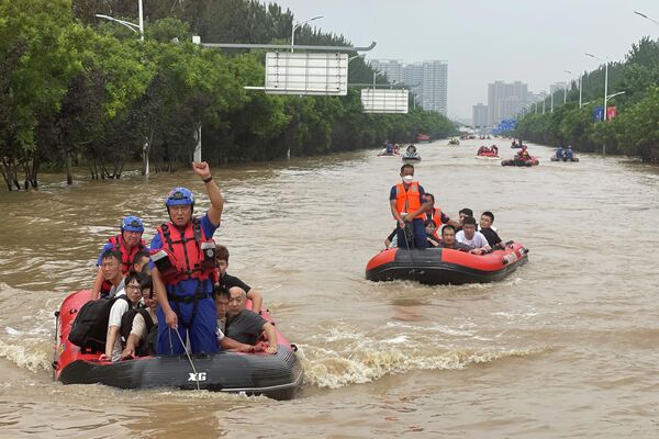 En julio y agosto ocurrieron diversas y severas inundaciones en China. Fueron causadas por las lluvias más intensas de los últimos 140 años, provocadas por el supertifón Doksuri. En Pekín, el agua se llevó no solo automóviles, sino también puentes. El norte y noreste del país fueron las zonas más afectadas.En la foto: evacuación de residentes en Zhuozhou, provincia de Hebei. - Sputnik Mundo