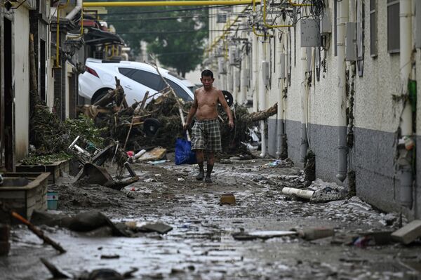 Pekín se convirtió en una zona catastrófica por el devastador supertifón Doksuri y las lluvias torrenciales que le siguieron. Se ha puesto en marcha una operación de limpieza a gran escala. - Sputnik Mundo