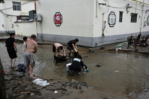 La recuperación está muy avanzada, con cientos de expertos de la Cruz Roja china retirando escombros y ayudando a evacuar a las víctimas. - Sputnik Mundo