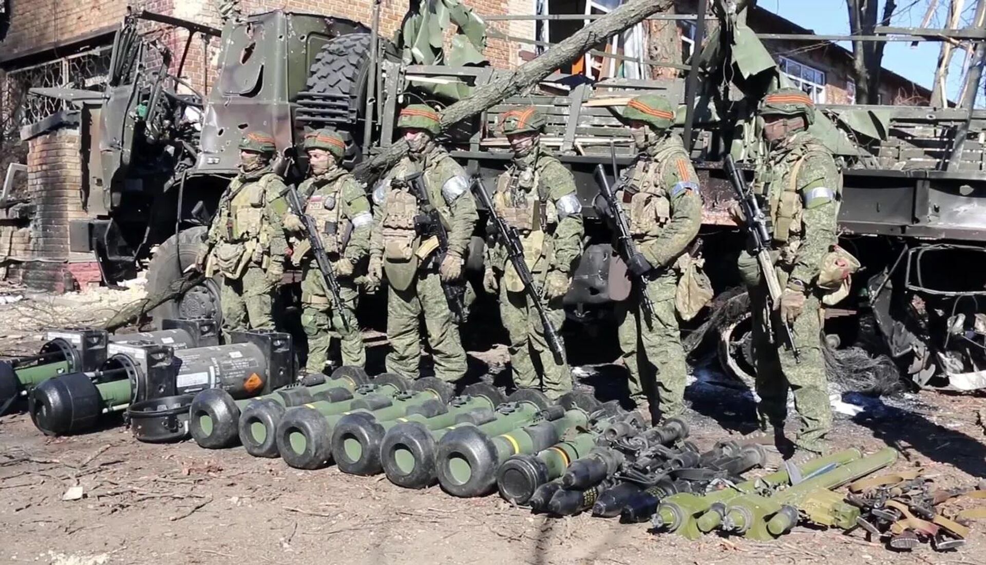 Militares rusos posan con armamento capturado del Ejército ucraniano Militares rusos posan con armamento capturado del Ejército ucraniano - Sputnik Mundo, 1920, 04.08.2023