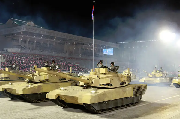 La primera presentación del tanque M2020 norcoreano durante el desfile militar nocturno que conmemoró el 75 aniversario de la fundación del Partido del Trabajo - Sputnik Mundo