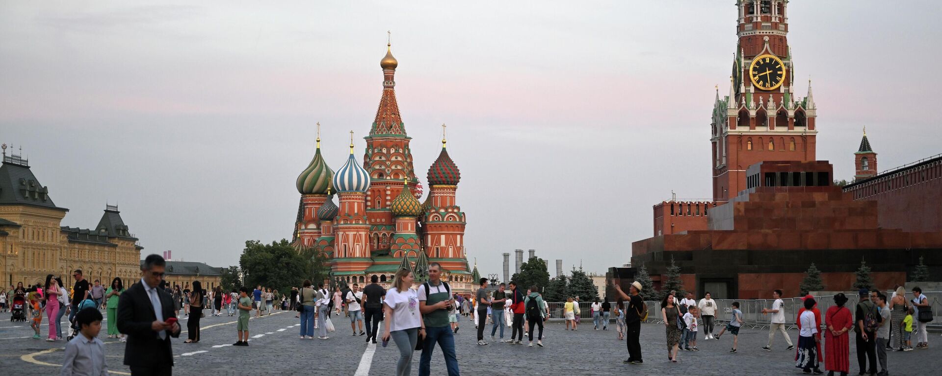 Gente paseando por la Plaza Roja de Moscú, Rusia, el pasado martes 1 de agosto del 2023 - Sputnik Mundo, 1920, 07.08.2023